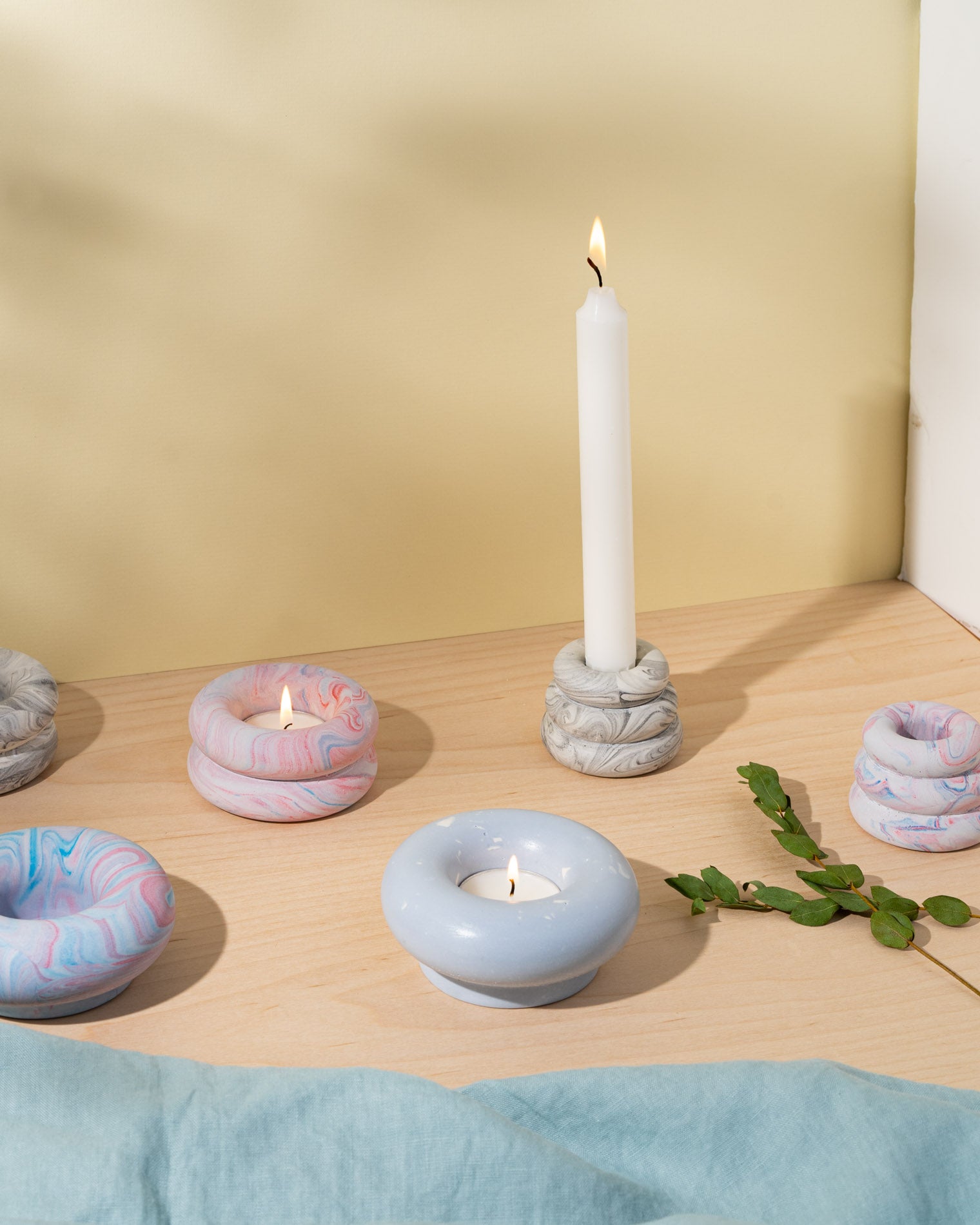 Double O candleholder in Marble red and blue jesmonite