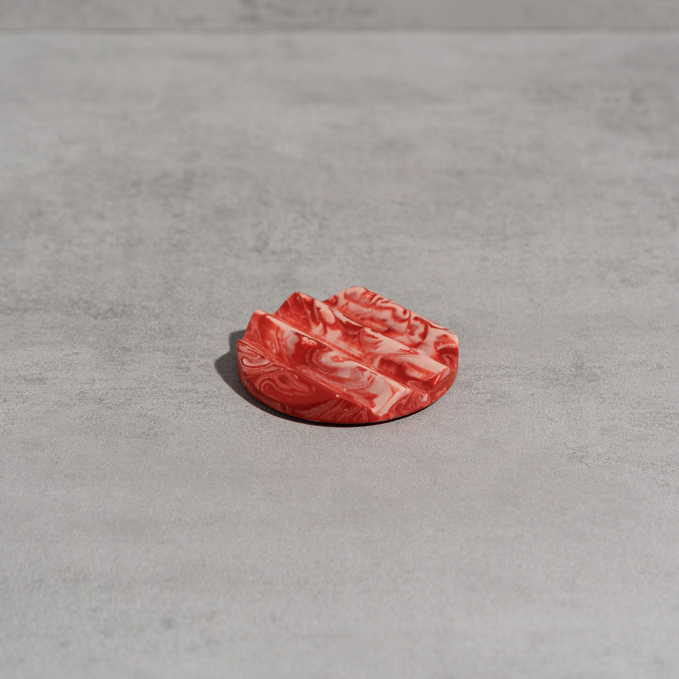 Jesmonite Soap round dish in Marble red